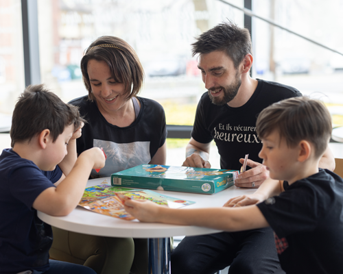 Famille profitant des jeux disponibles à la bibliothèque