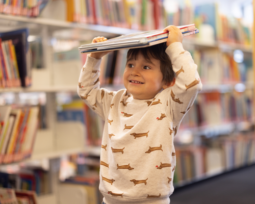 Petit garçon tenant un livre