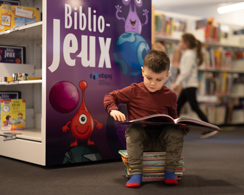 Petit garçon qui lit